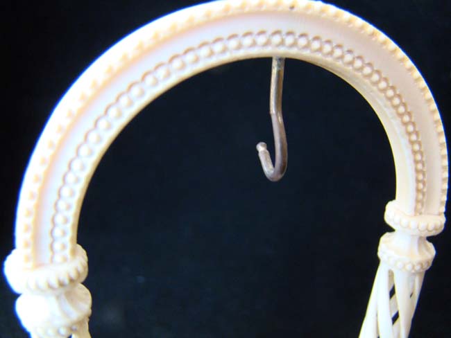 A fine and rare 19th century carved ivory Pocket Watch or Portrait Miniature stand circa 1840 — image 3